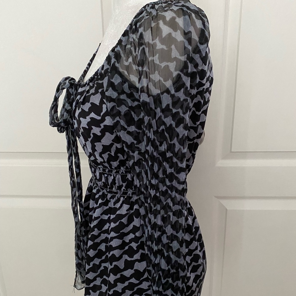 Karen Kane Gray and Black Geometric Print Top - Size Medium - Picture 5 of 14